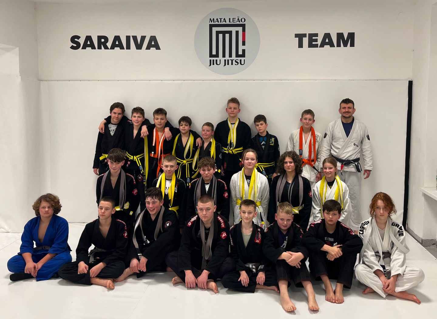 Trening juniorów 12-16 lat w klubie sztuk walki