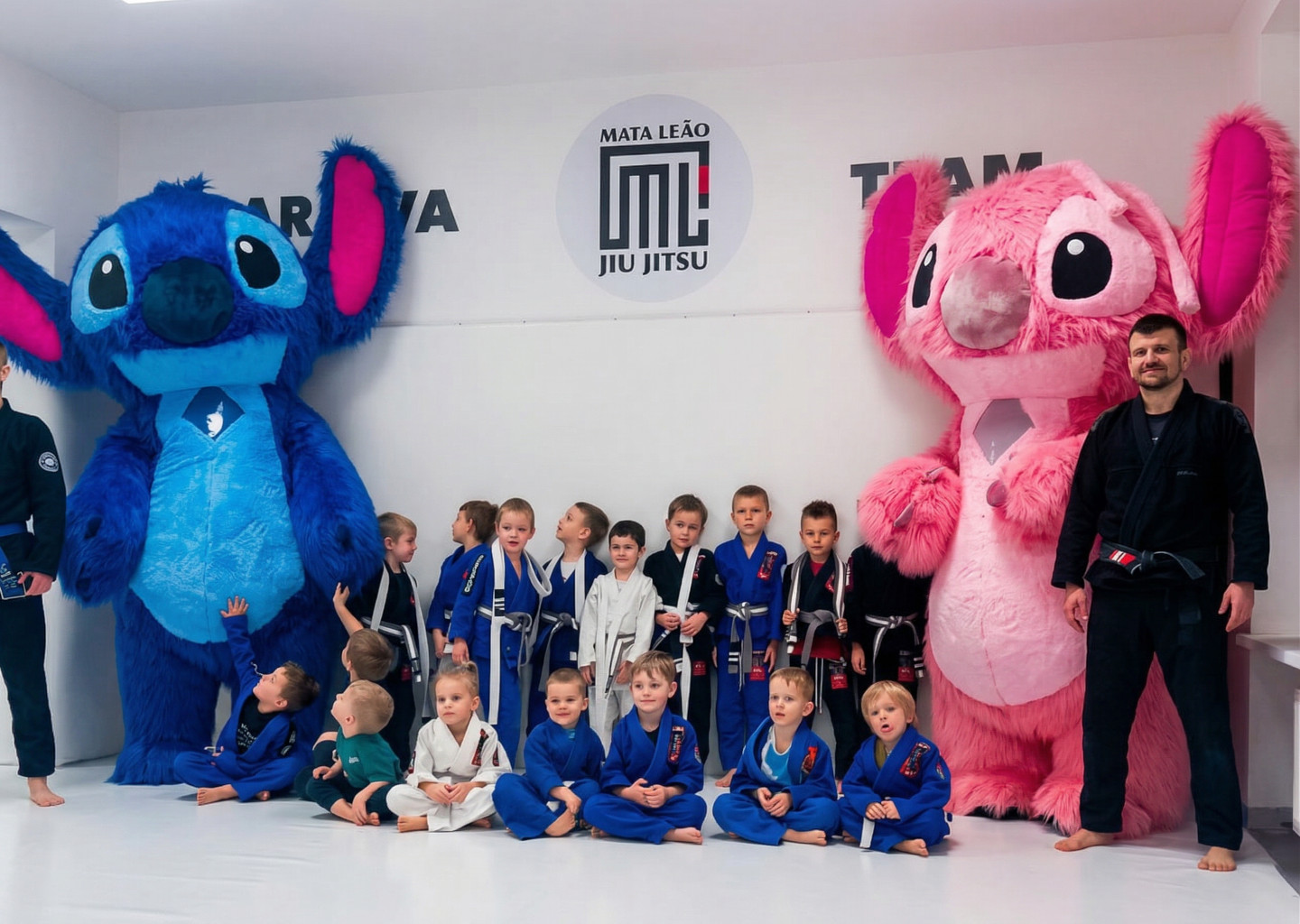 Trening dzieci na macie w klubie Mata Leao Toruń